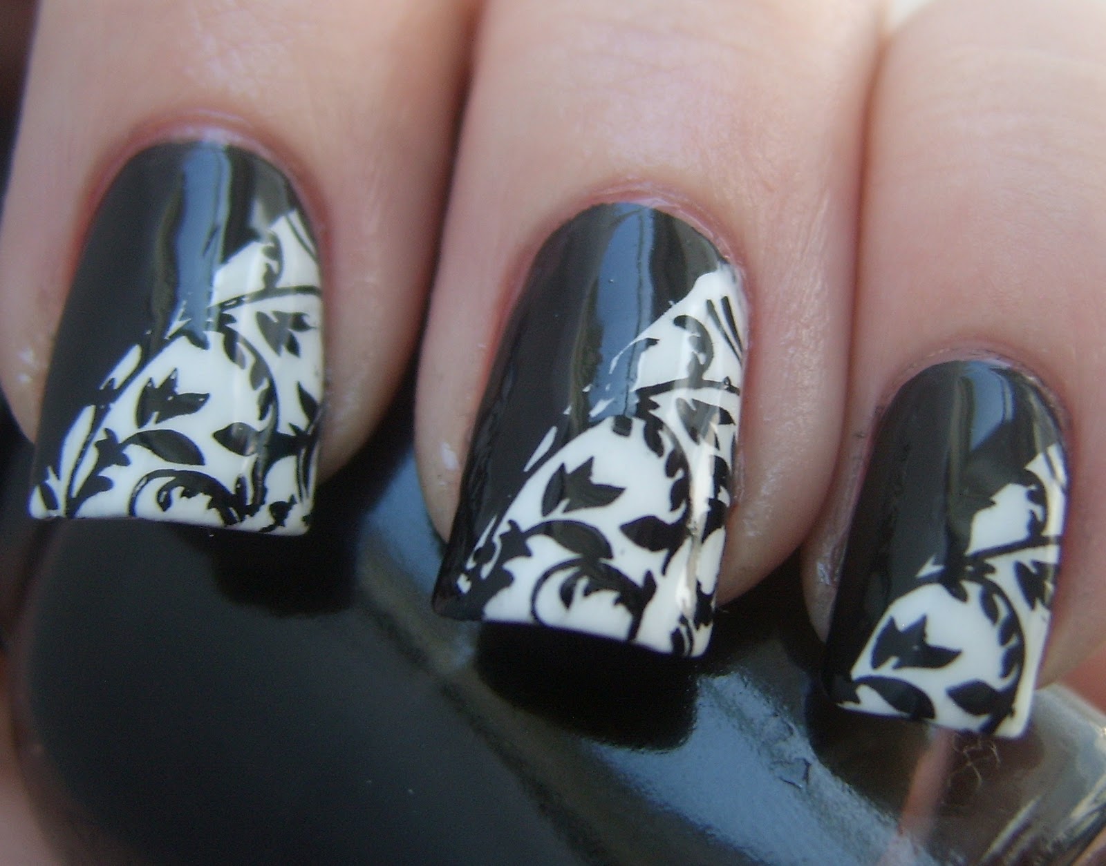 ThatsSOfresh: Black & White nails